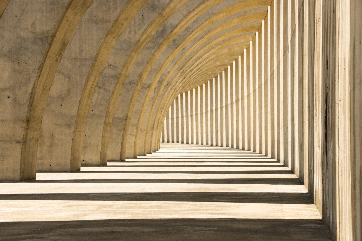 Architektonische Perspektive unter einer Folge von Bögen